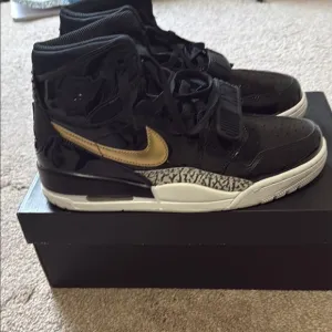 Nike Black and Gold High-Top Sneakers. AIR JORDAN LEGACY 312