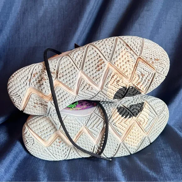 Nike Kybrid Pineapple House SpongeBob shoes