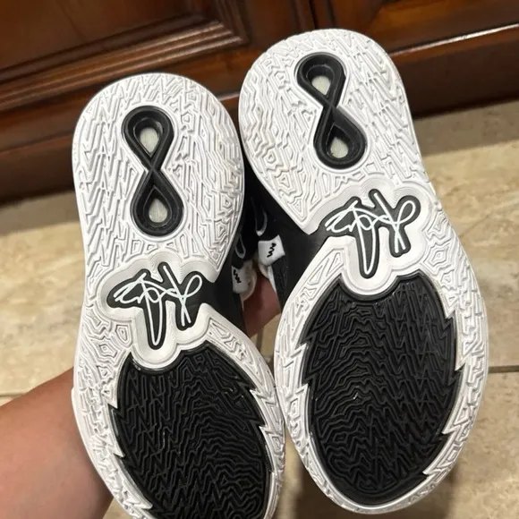 Nike Kyrie Infinity Black White Basketball Shoes Youth Size 4