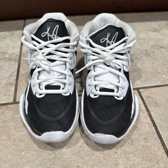 Nike Kyrie Infinity Black White Basketball Shoes Youth Size 4