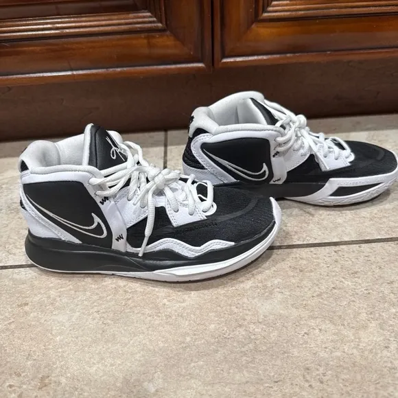 Nike Kyrie Infinity Black White Basketball Shoes Youth Size 4