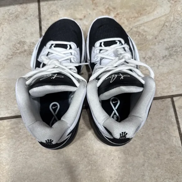 Nike Kyrie Infinity Black White Basketball Shoes Youth Size 4