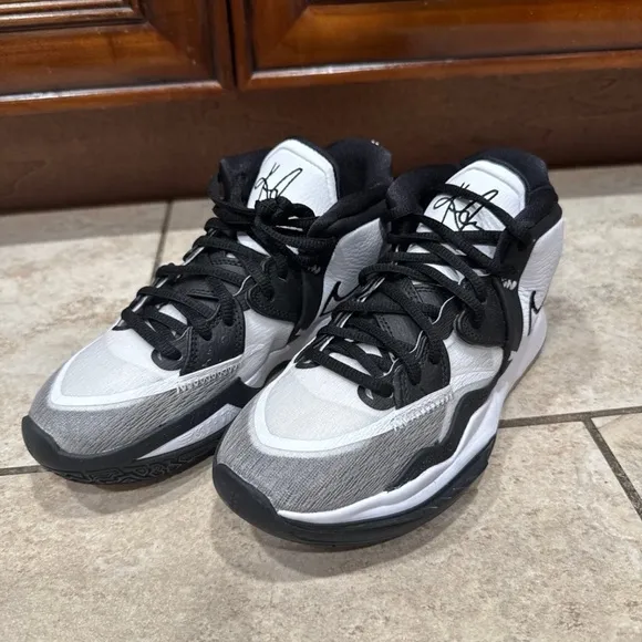 Nike Kyrie Infinity Black White Grey Basketball Shoes Youth Size 4