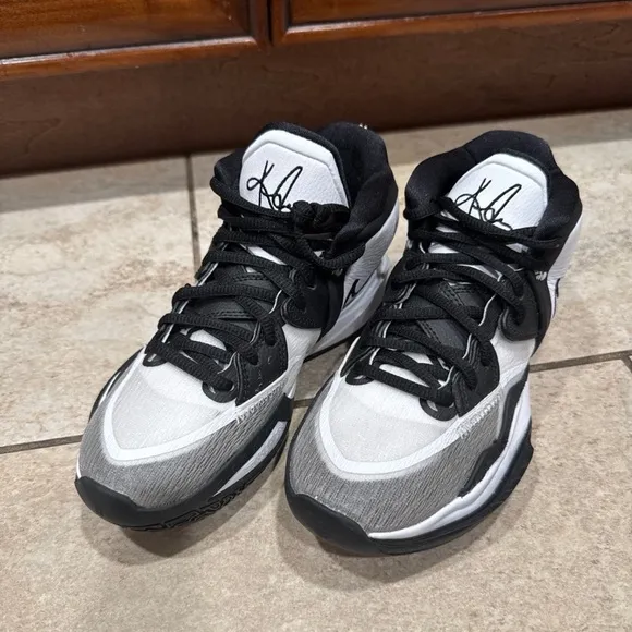 Nike Kyrie Infinity Black White Grey Basketball Shoes Youth Size 4