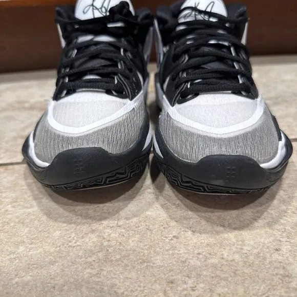 Nike Kyrie Infinity Black White Grey Basketball Shoes Youth Size 4