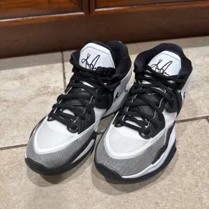 Nike Kyrie Infinity Black White Grey Basketball Shoes Youth Size 4