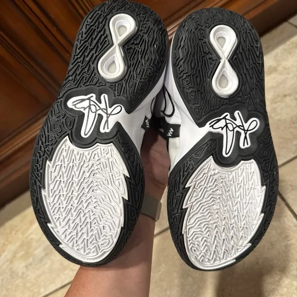 Nike Kyrie Infinity Black White Grey Basketball Shoes Youth Size 4