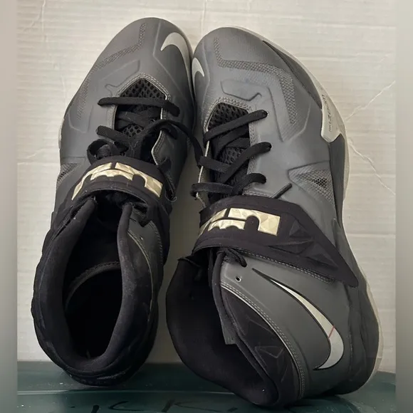Nike Lebrons Gray High-Top Sneakers 599264-004 Men’s 13 EUC