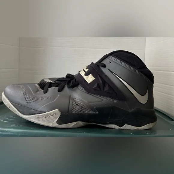 Nike Lebrons Gray High-Top Sneakers 599264-004 Men’s 13 EUC