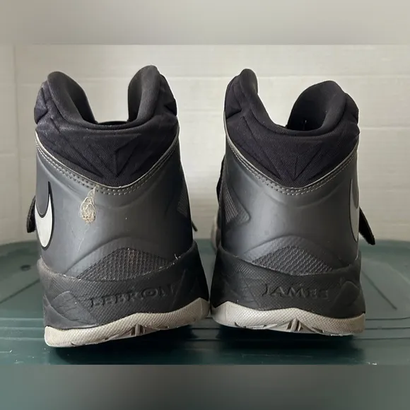 Nike Lebrons Gray High-Top Sneakers 599264-004 Men’s 13 EUC