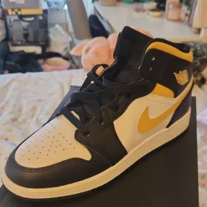 Nike Men's Black and Yellow High-Top Sneakers