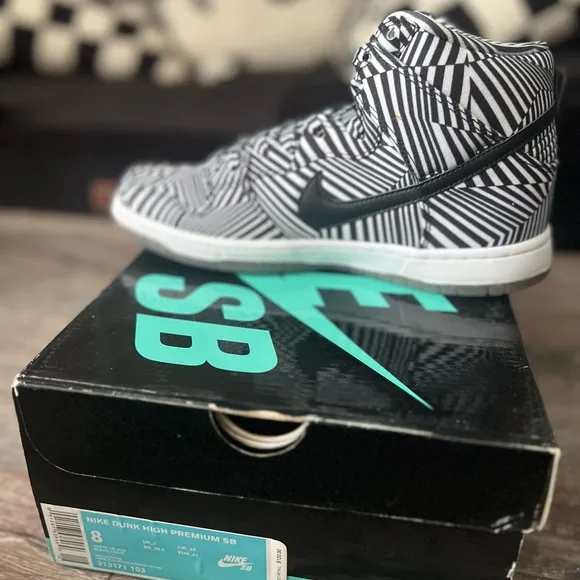 Nike Mens SZ8 High Top SB Dunk “Concept Car”