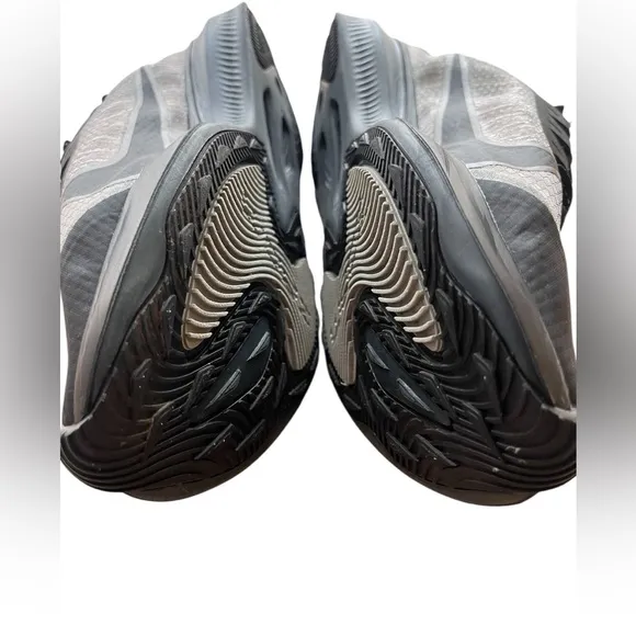 NIKE Men's Zoom Gravity Anthracite running light weight sneakers~ Gray/Black 9.5