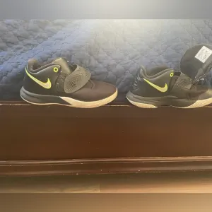 Nike size 3.  kids Tennis Shoes
