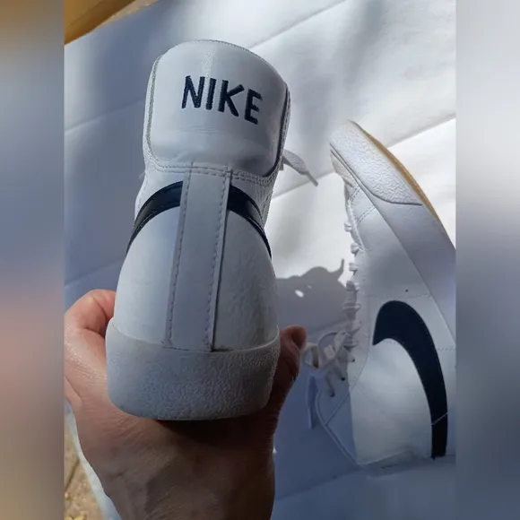 Nike White and Black Leather High-Top Sneakers_5.5