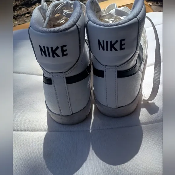 Nike White and Black Leather High-Top Sneakers_5.5