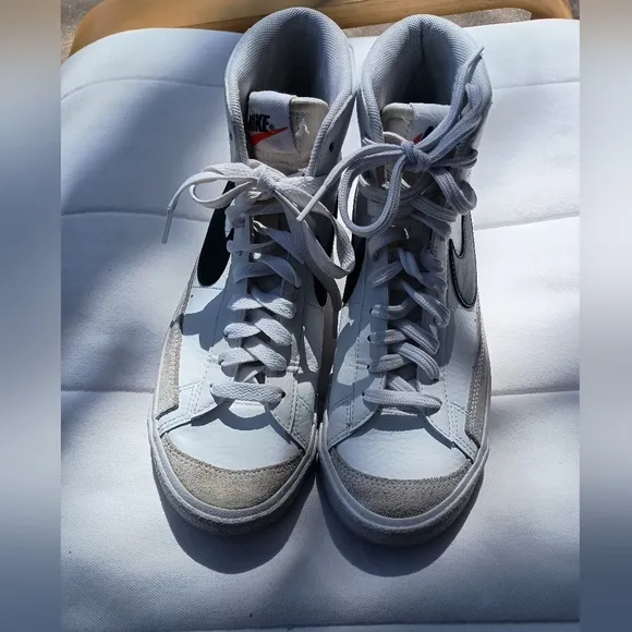 Nike White and Black Leather High-Top Sneakers_5.5