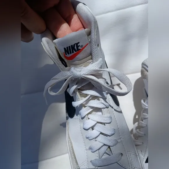 Nike White and Black Leather High-Top Sneakers_5.5