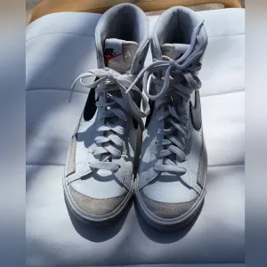 Nike White and Black Leather High-Top Sneakers_5.5
