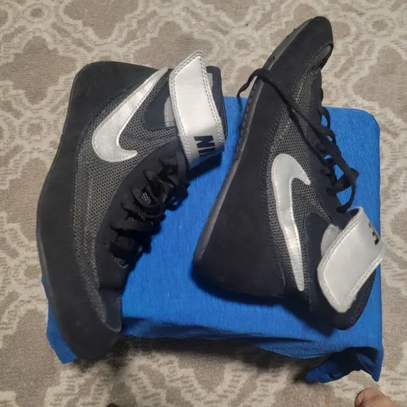 Nike6/2Men's Black High-Top Sneakers