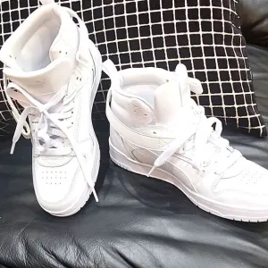 NWIT Puma Boys White High-Top Sneakers