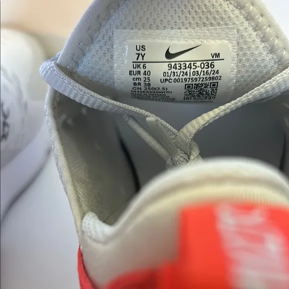 NWOB NIKE AIR MAX 270 size 7Y (Big Boy) Will also fit women’s 8.5