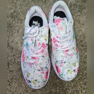 NWOB Yes We Vibe Floral Beauties. Women's 6