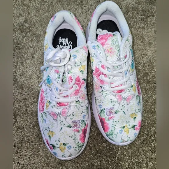 NWOB Yes We Vibe Floral Beauties. Women's 6