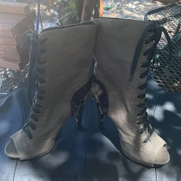 NWOT BETSEY JOHNSON Lizzzy Peep-Toe Boots Size 10. Gorgeous!