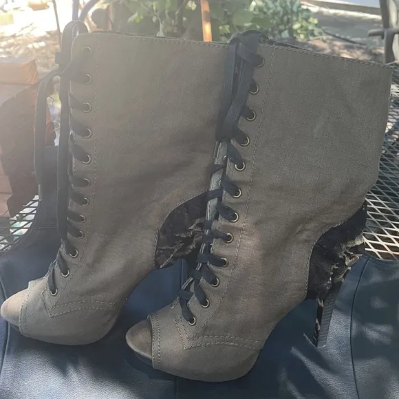 NWOT BETSEY JOHNSON Lizzzy Peep-Toe Boots Size 10. Gorgeous!