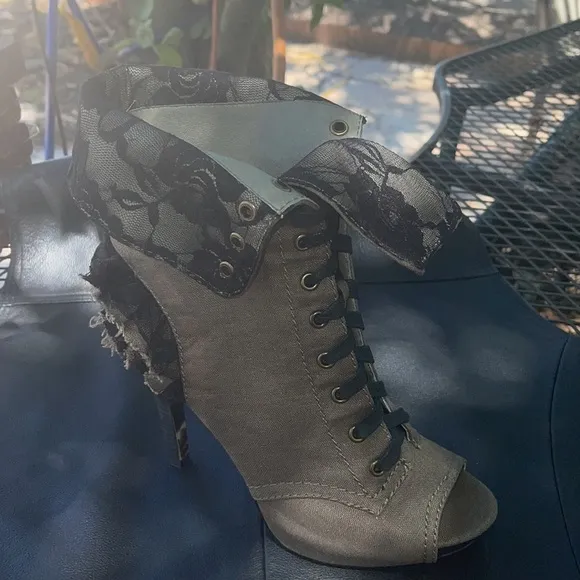 NWOT BETSEY JOHNSON Lizzzy Peep-Toe Boots Size 10. Gorgeous!