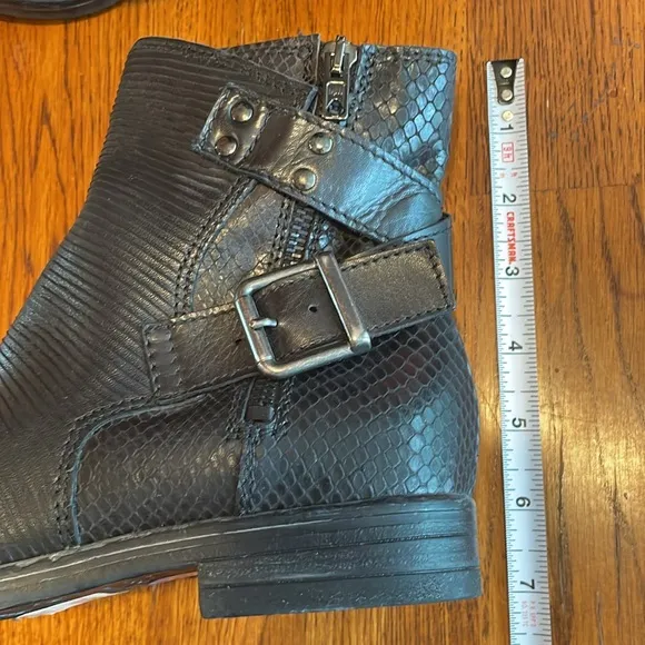 NWOT CLARKS Womens Sicilly Dove Boots - size 7.5