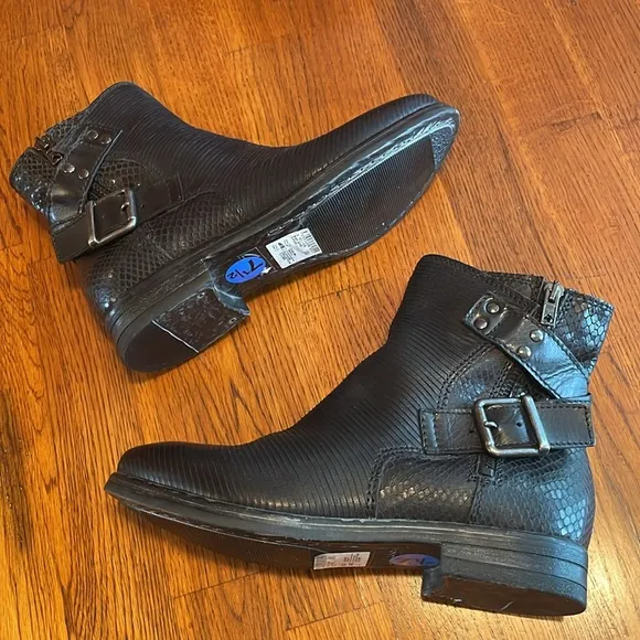 NWOT CLARKS Womens Sicilly Dove Boots - size 7.5