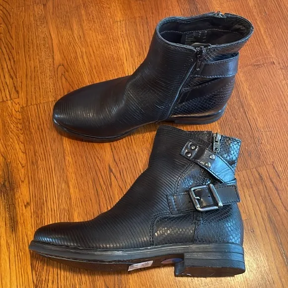 NWOT CLARKS Womens Sicilly Dove Boots - size 7.5