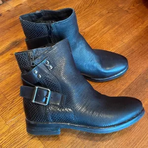 NWOT CLARKS Womens Sicilly Dove Boots - size 7.5
