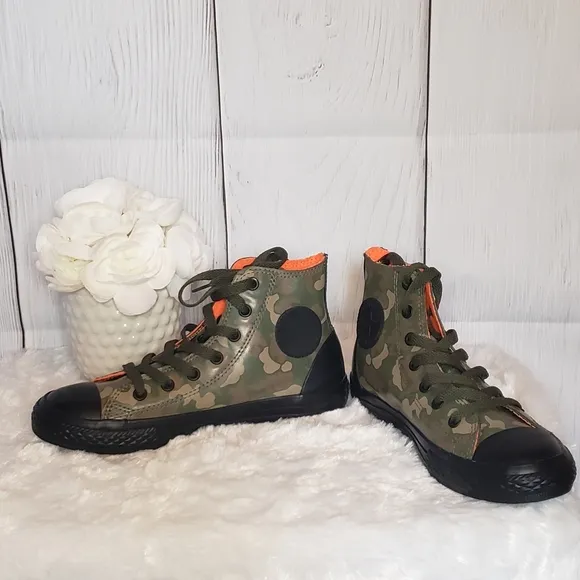 👟NWOT Converse Boys High Top Sneakers 👟