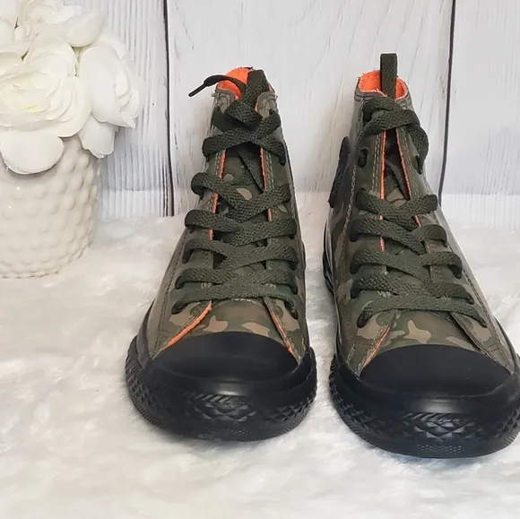 👟NWOT Converse Boys High Top Sneakers 👟
