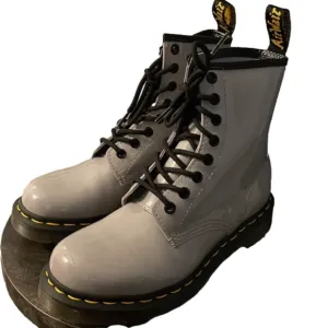 NWOT DR. MARTENS GREY PATENT LEATHER BOOTS. SIZE 6