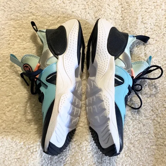 NWOT Nike Huarache E.D.G.E. Shoes- size 7Y boys