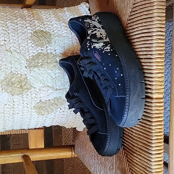 NWOT, Puma suede platform DigitEmb sneakers, black, size 10