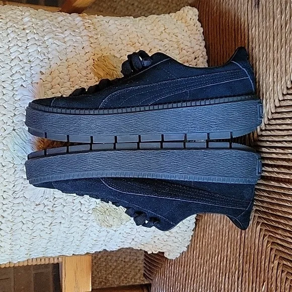 NWOT, Puma suede platform DigitEmb sneakers, black, size 10