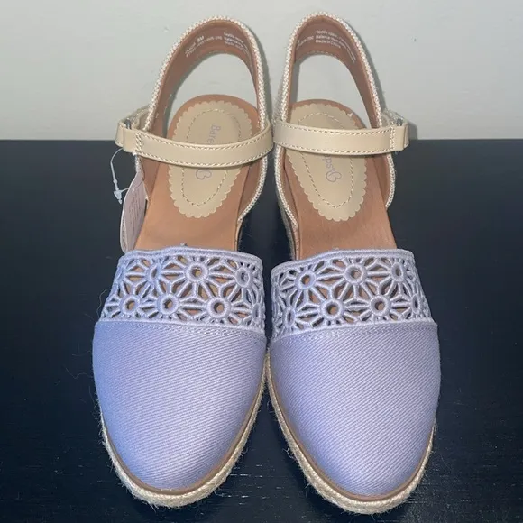 NWT Baretraps OLICIA Women's Sandals Lavender Size 8 M. 100% Recycled Material.