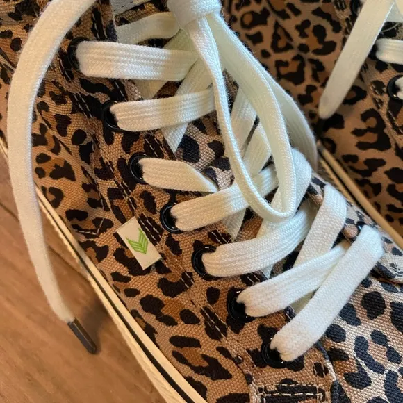 NWT Cariuma OCA High Top Sneakers