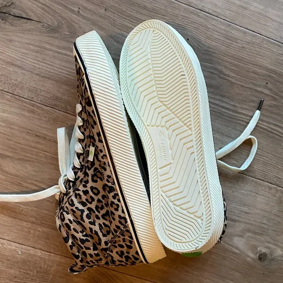 NWT Cariuma OCA High Top Sneakers