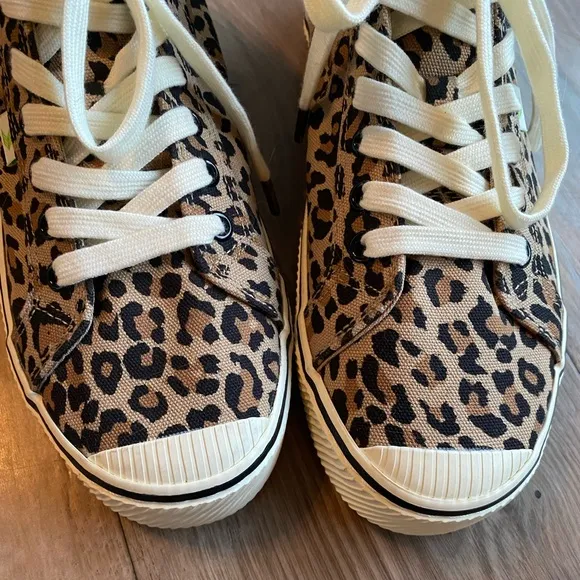 NWT Cariuma OCA High Top Sneakers