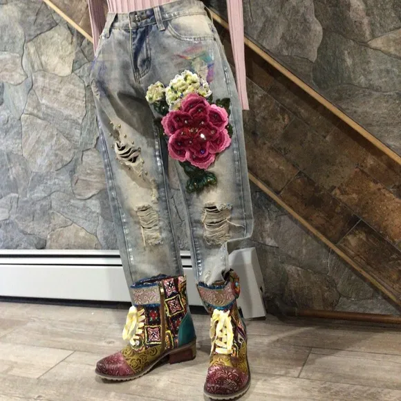 NWT Crazy 3D Embroidered Flowers beautiful jeans!