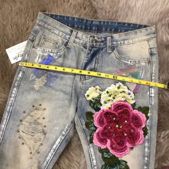 NWT Crazy 3D Embroidered Flowers beautiful jeans!