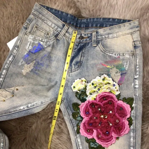 NWT Crazy 3D Embroidered Flowers beautiful jeans!