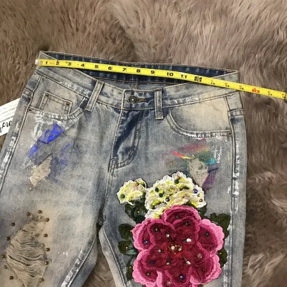 NWT Crazy 3D Embroidered Flowers beautiful jeans!