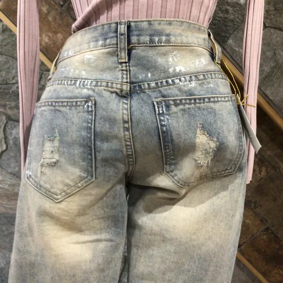 NWT Crazy 3D Embroidered Flowers beautiful jeans!